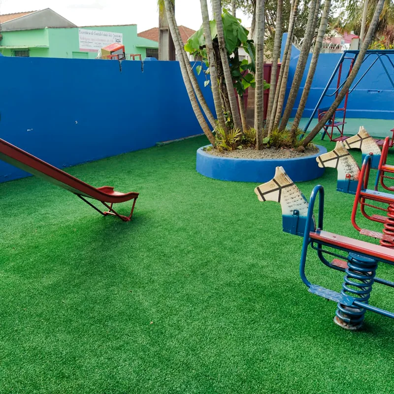 Grama sintética de 12 mm instalada em espaço infantil